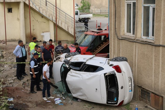 Hakkari'de kontrolden çıkan otomobil belediye bahçesine uçtu