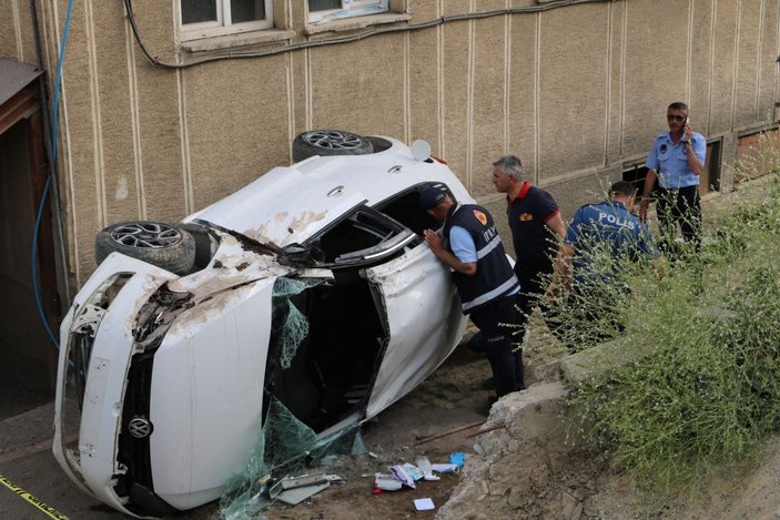 Hakkari'de kontrolden çıkan otomobil belediye bahçesine uçtu