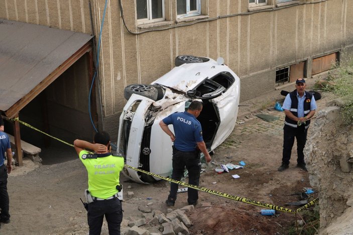 Hakkari'de kontrolden çıkan otomobil belediye bahçesine uçtu