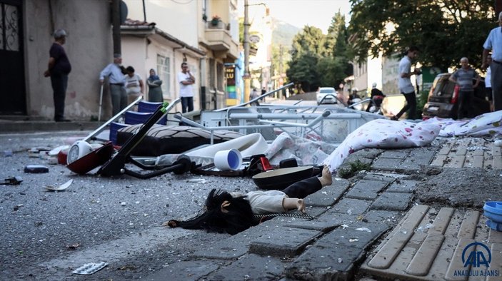 Bursa'da sinir krizi geçirdi, evde ne varsa sokağa fırlattı