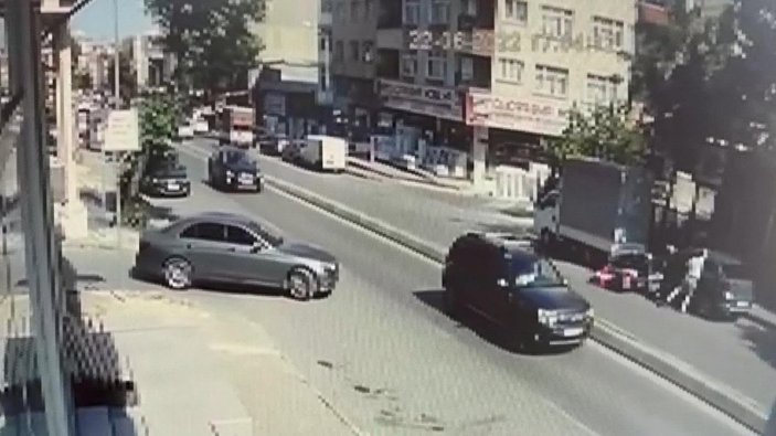 Ümraniye'de motosikletli kuryenin çarptığı yaya havaya savruldu