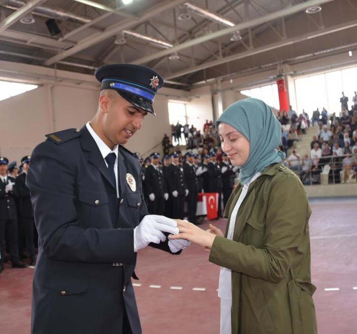 Polis adayları mezuniyet törenlerinde evlilik teklifi etti