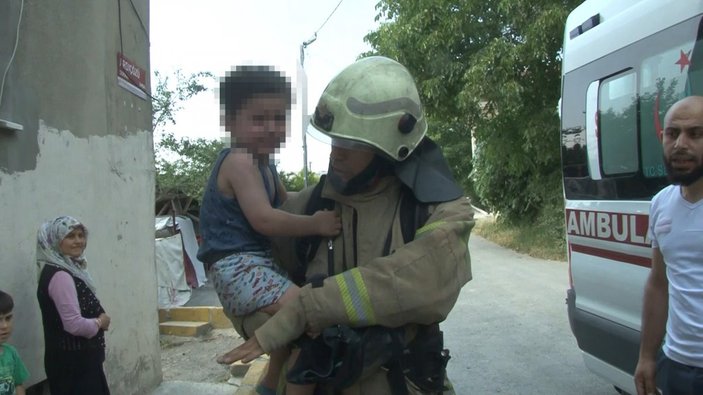 Arnavutköy'de çakmakla oynayan çocuk yangın çıkardı