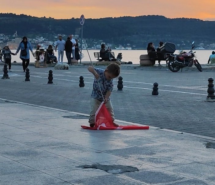 Çanakkale'de bir çocuk, yerdeki Türk bayrağını kaldırıdı