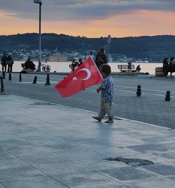 Çanakkale'de bir çocuk, yerdeki Türk bayrağını kaldırıdı