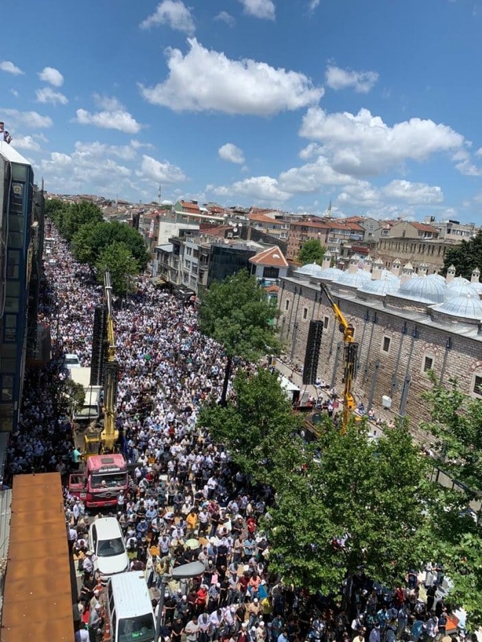 Mahmut Ustaosmanoğlu'nun cenazesindeki kalabalık, Fatih Camii ve çevresini doldurdu