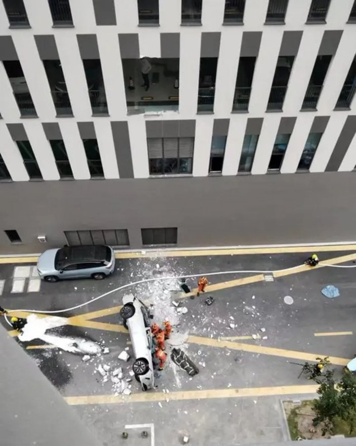 Çin'de üçüncü kattan düşen araç nedeniyle iki kişi öldü