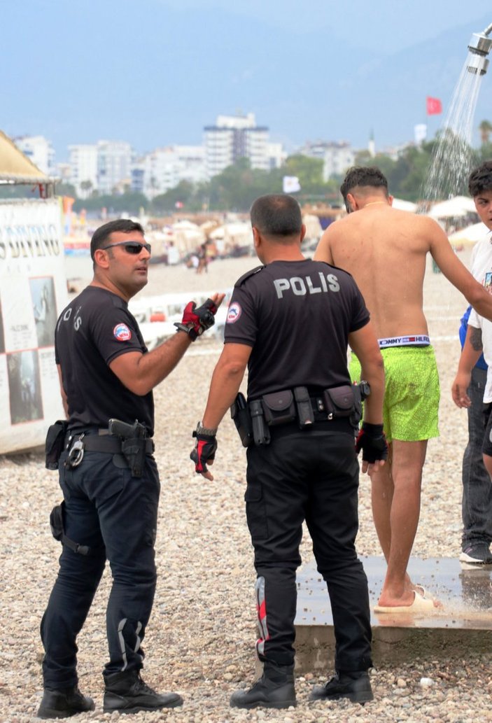 Antalya'da biber gazından etkilenen şüpheliye duş aldırıldı