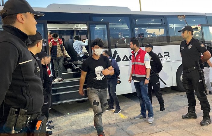 Kocaeli'de yakalanan 136 kaçak göçmene sınır dışı