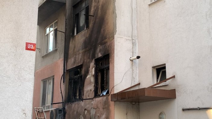 İstanbul'da 4 katlı binada yangın: 2 kişi dumandan etkilendi