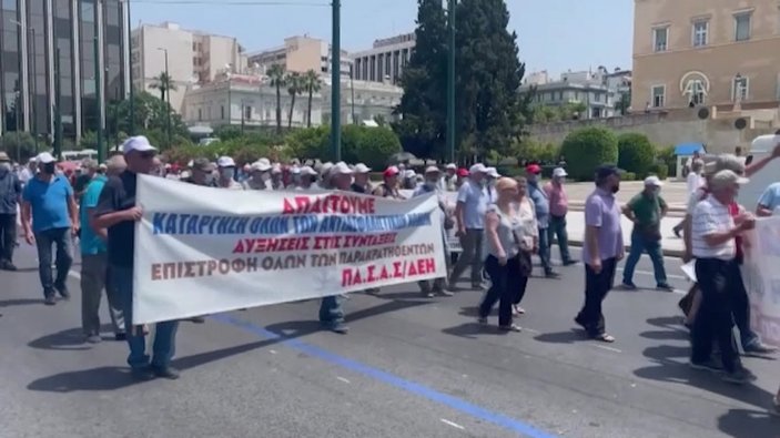 Atina'da emekliler, zam talebiyle gösteri düzenledi