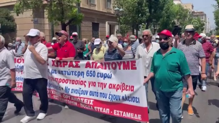 Atina'da emekliler, zam talebiyle gösteri düzenledi