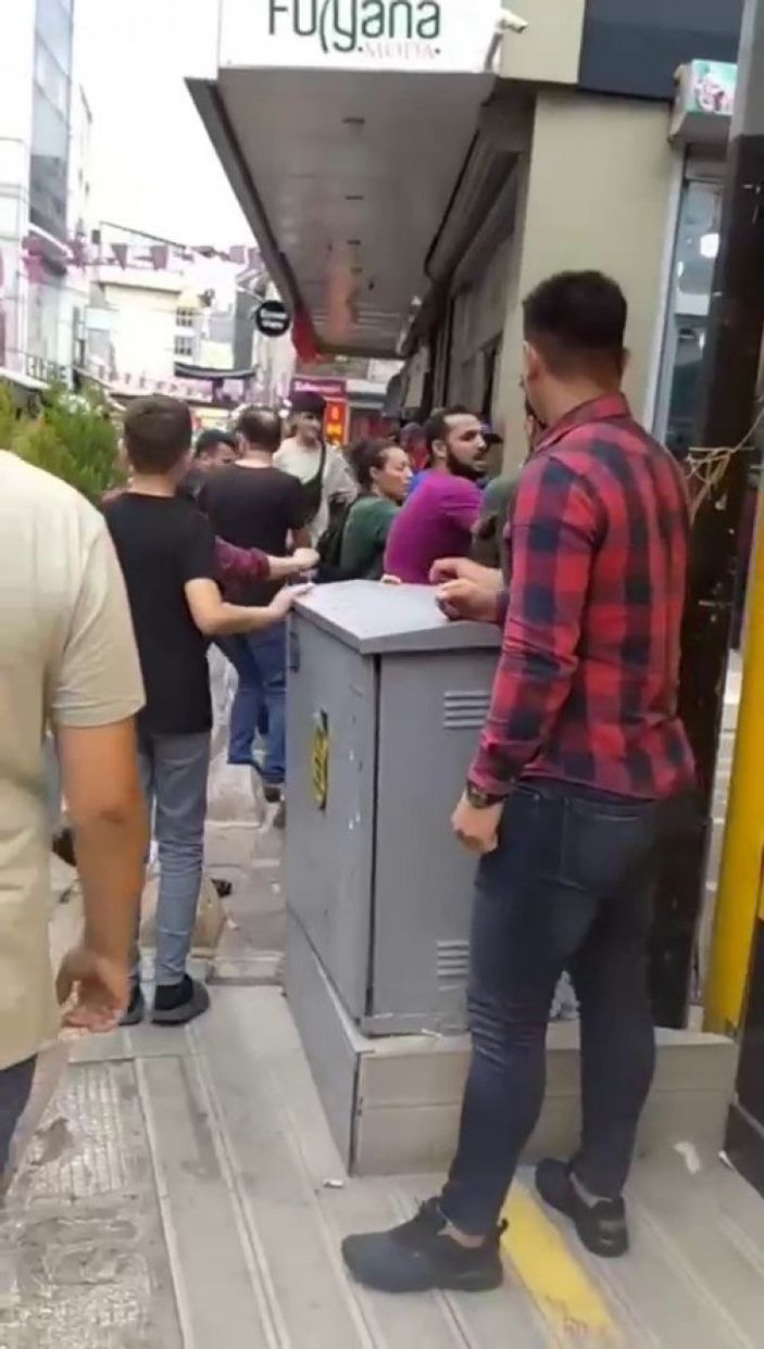 Adana'da yaşlı simitçiyi dövenleri kadın ayırmaya çalıştı