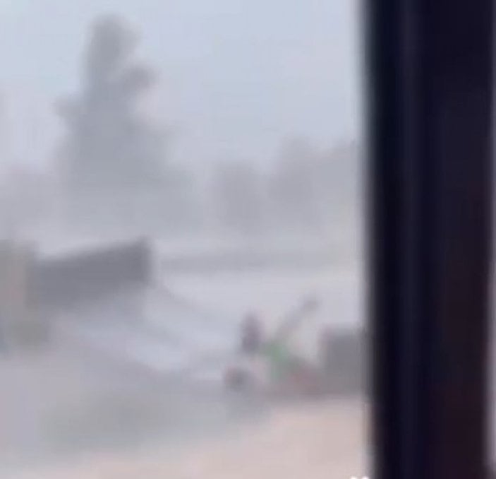 Antalya'daki fırtınada uçan sundurma kapağını turistlere çarptı