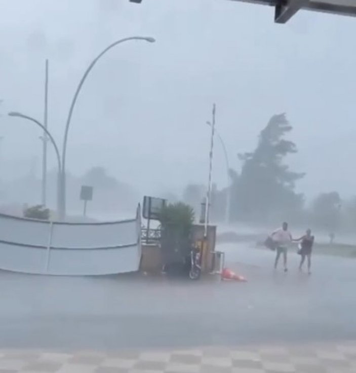 Antalya'daki fırtınada uçan sundurma kapağını turistlere çarptı