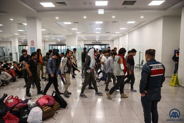 Afganistan uyruklu 131 kaçak göçmen, geri gönderildi