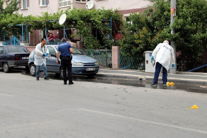 Kayseri'de boşandığı eşi ve arkadaşına sokak ortasında kurşun yağdırdı