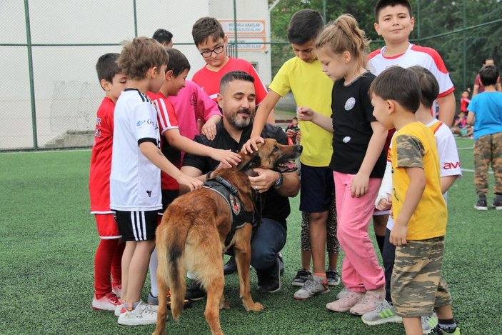 Uyuşturucu İle Mücadele Günü'nde polisler çocuklarla maç yaptı