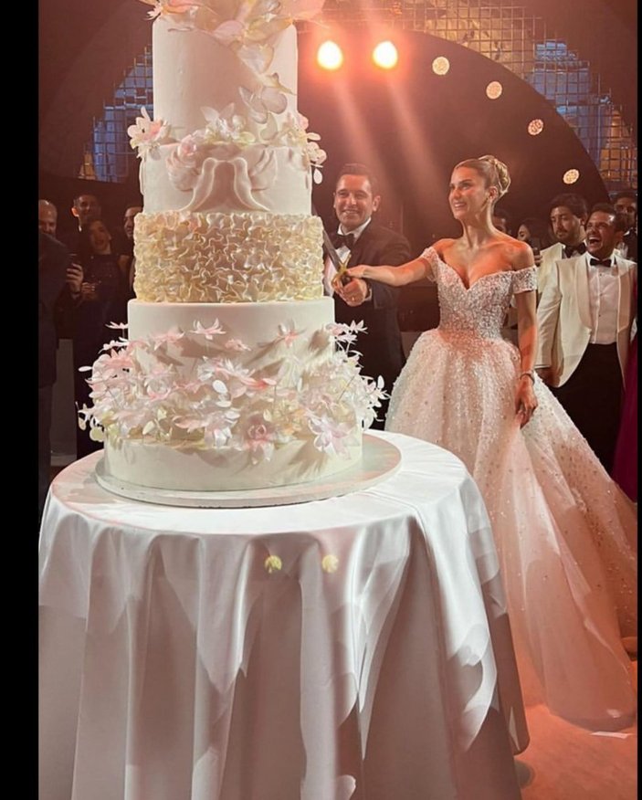 Hacı Sabancı evlendi, kılıçla pasta kesmesi sosyal medyada dalga oldu! 'Pasta yıkılacak sandım'