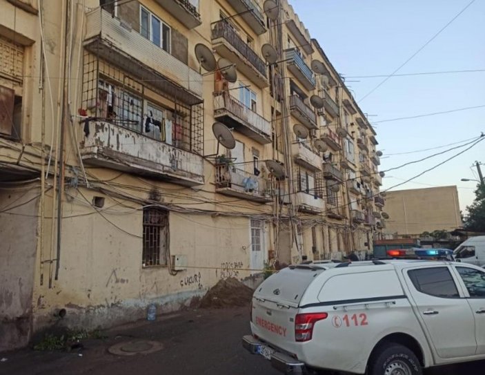 Gürcistan'da bir evin balkonu çöktü: 2 ölü