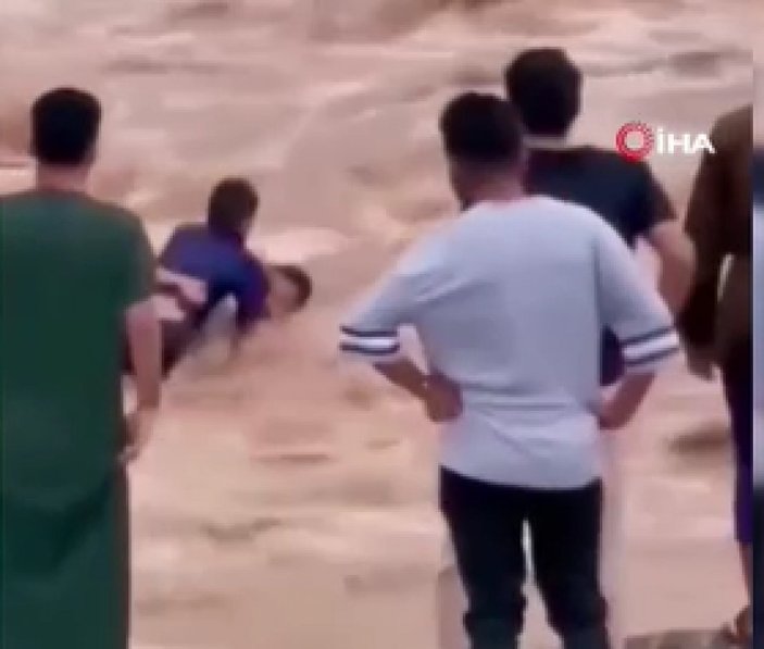 Umman’da sele kapılan iki çocuğu fotoğrafçı kurtardı