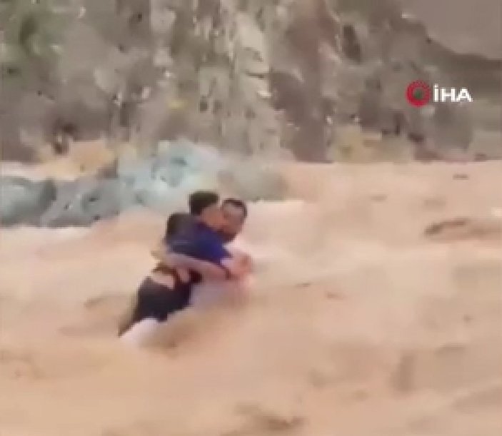 Umman’da sele kapılan iki çocuğu fotoğrafçı kurtardı