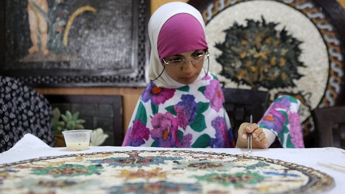 Ürdün'de kolları olmadan mozaik sanatı yapıyor