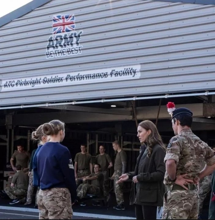 Kate Middleton'dan askeri üniformalı tank pozu