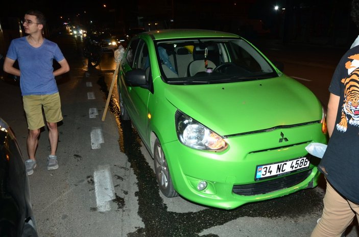 Antalya'da yol üstünde kavgaya tutuşanlara araç çarptı