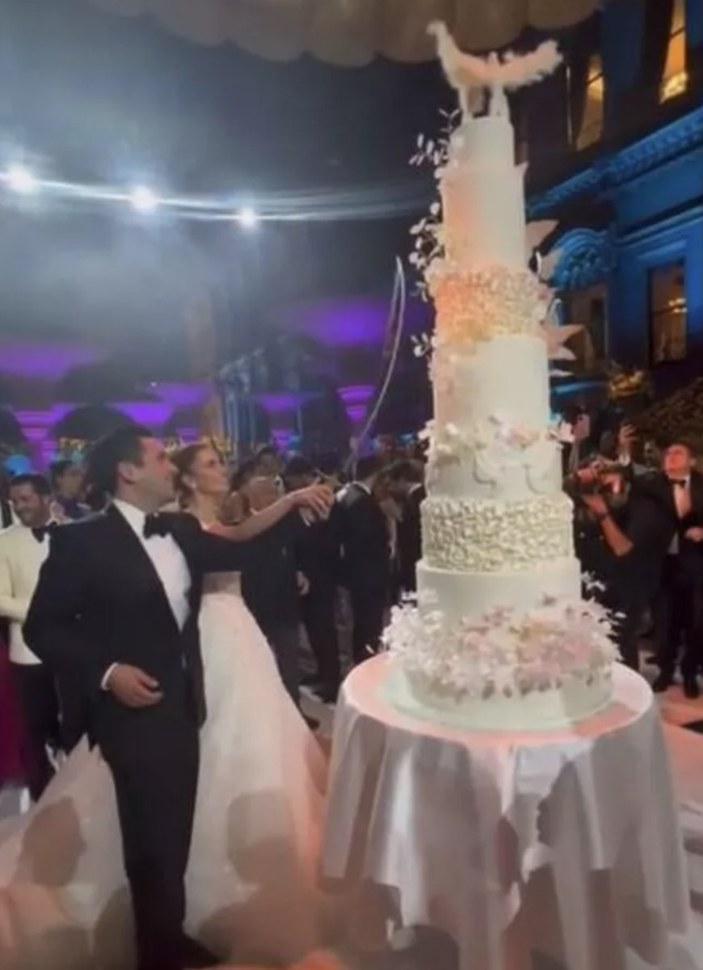 Hacı Sabancı evlendi, kılıçla pasta kesmesi sosyal medyada dalga oldu! 'Pasta yıkılacak sandım'