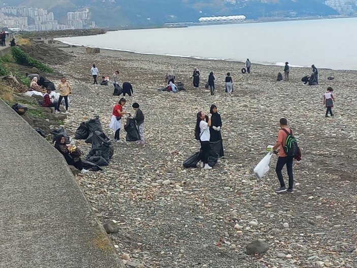 Trabzon'da Afgan mülteciler sahilde çöp topladı