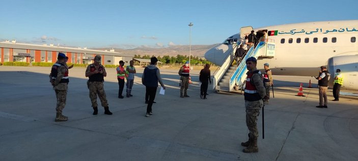 107 Afganistanlı kaçak göçmen, sınır dışı edildi