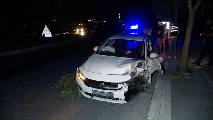 Antalya'da kaza yapan alkollü şahıslar, aracın içinden neşeyle çıktı