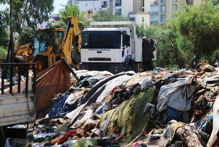 Antalya’da, atık toplayıcılarının depolarına kötü görüntü baskını