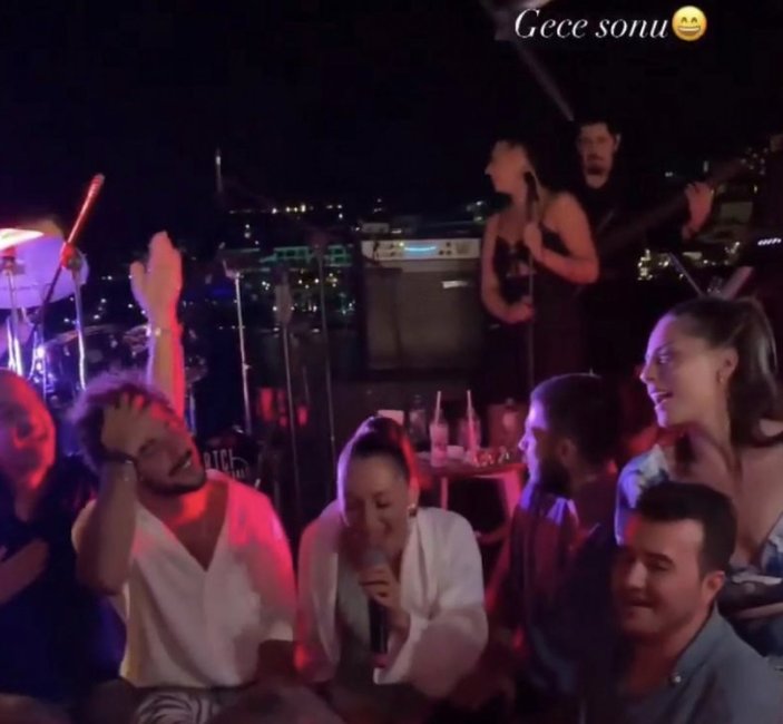 Oyuncu Kaan Yıldırım'la Sıla Türkoğlu'ndan aşk sinyali! Bu bakışlardan aşk çıkar mı?