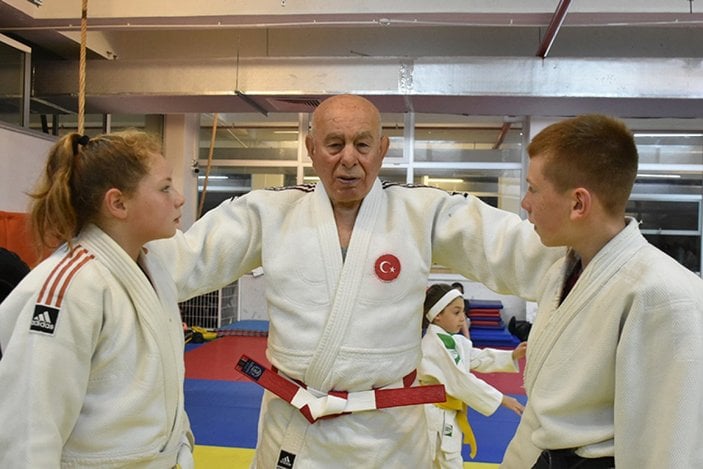 70 yaşındaki judocu, torunlarıyla spora devam ediyor