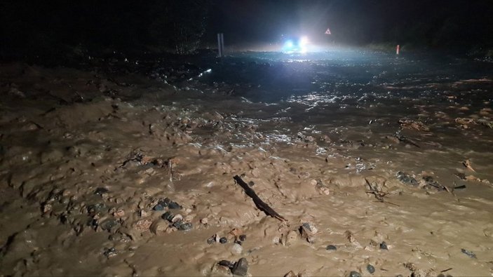 Karabük'te caddeler nehre döndü: Yaka seli kaza getirdi