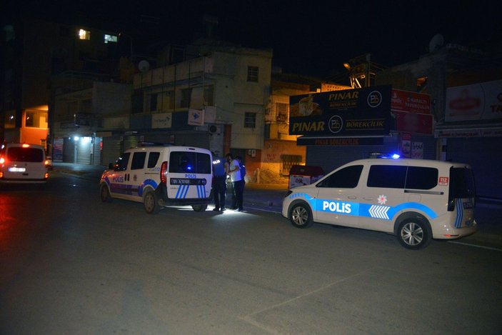 Adana'da silahlı kavgada yoldan geçen kadın vuruldu
