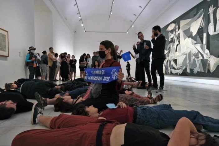 İspanya'da savaş karşıtlarından Picasso tablosu önünde NATO protestosu