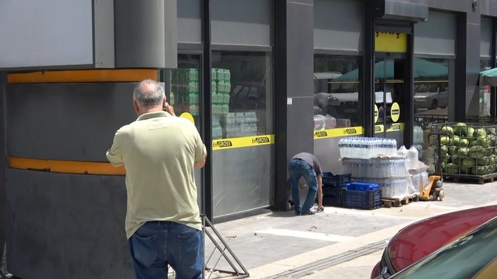 Bursa’da kontrolden çıkan otomobil markete daldı