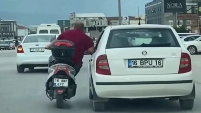 Bursa'da otomobile yaslanan motosiklet sürücüsü kamerada