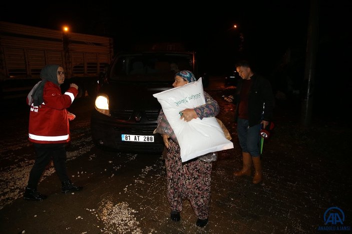 Düzce'de evlerinden tahliye edilenlere battaniye dağıtıldı