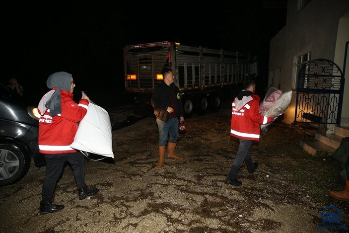 Düzce'de evlerinden tahliye edilenlere battaniye dağıtıldı