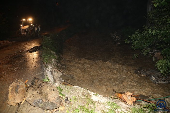 Düzce'de evlerinden tahliye edilenlere battaniye dağıtıldı