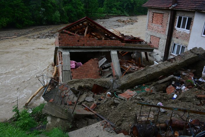 Karabük’te sağanak: Tır köyünde 4 katlı bir apartman yıkıldı