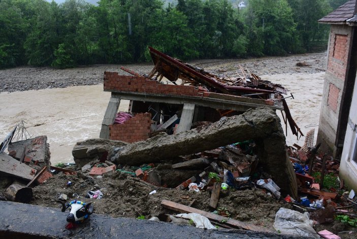 Karabük’te sağanak: Tır köyünde 4 katlı bir apartman yıkıldı