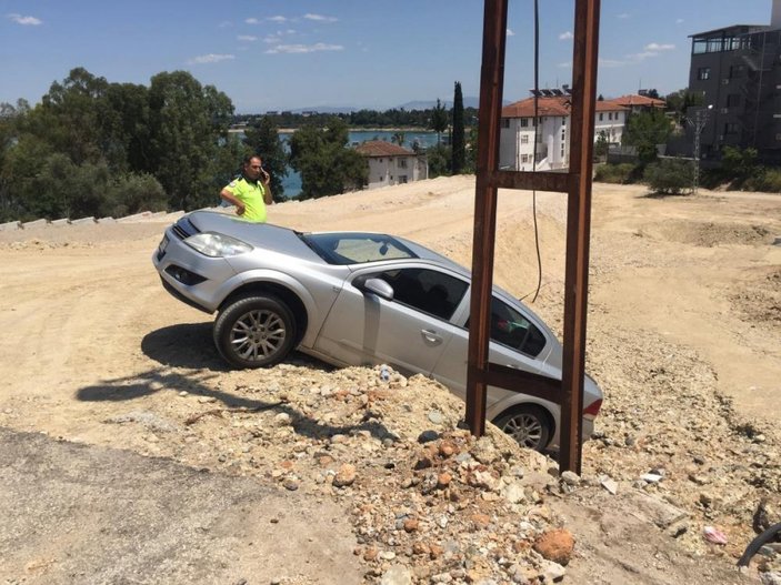 Adana'da kaza yapan sürücü gülerek kazayı anlattı