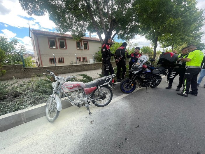 Nevşehir'de ehliyetsiz sürücü, yakalanınca motosikletini yaktı