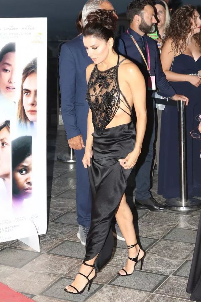 Eva Longoria transparan elbisesiyle dikkat çekti! Frikik vermemek için...