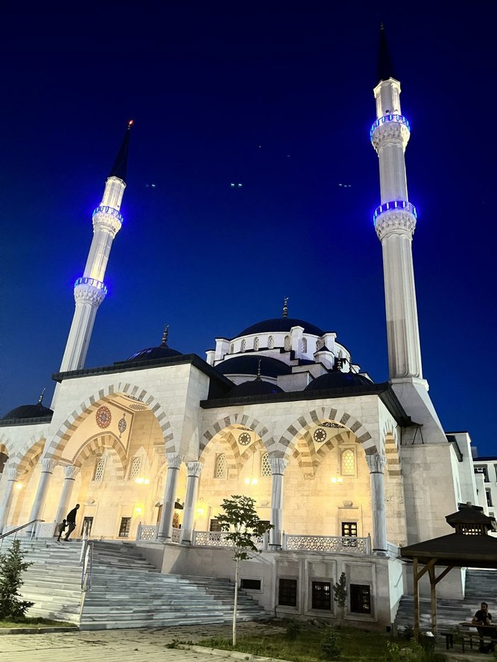 Ağrı’daki Recep Tayyip Erdoğan Camii, manzarasıyla büyülüyor